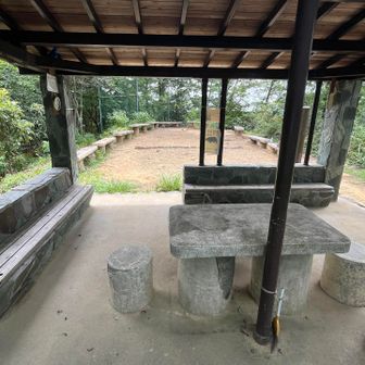浅間岳山頂はベンチが充実。