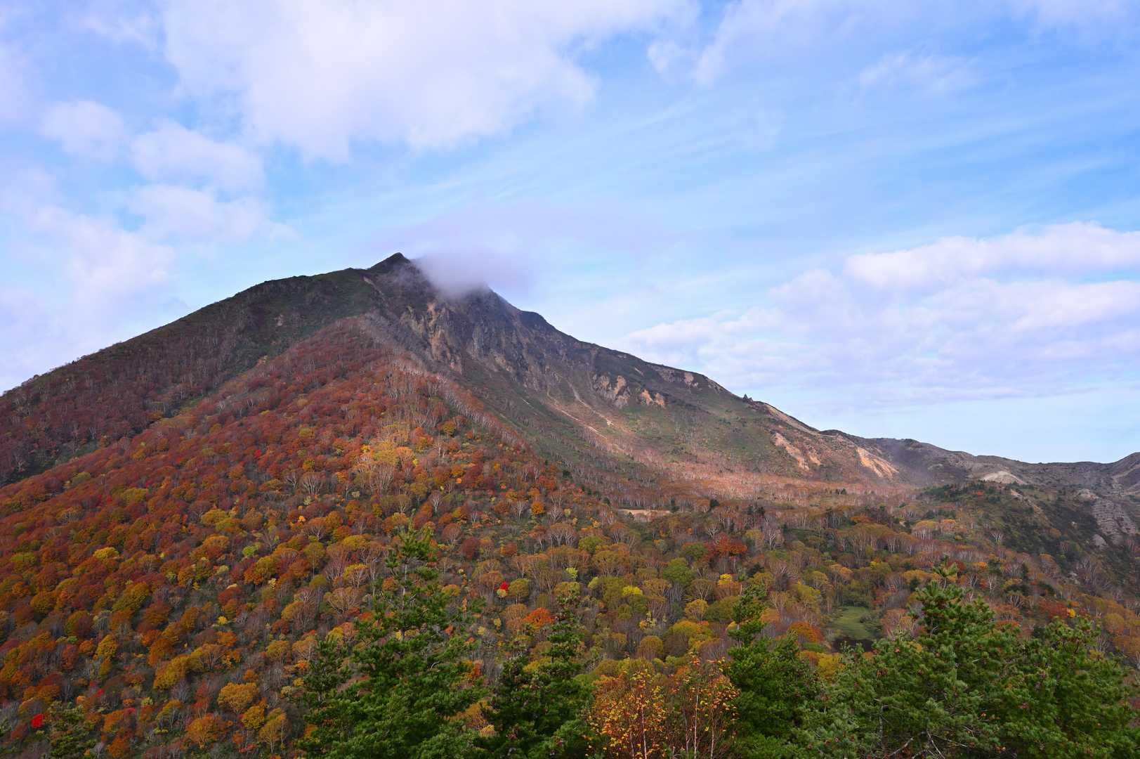 赤埴山からの眺望。
磐梯山の色付きがイイ感じ。