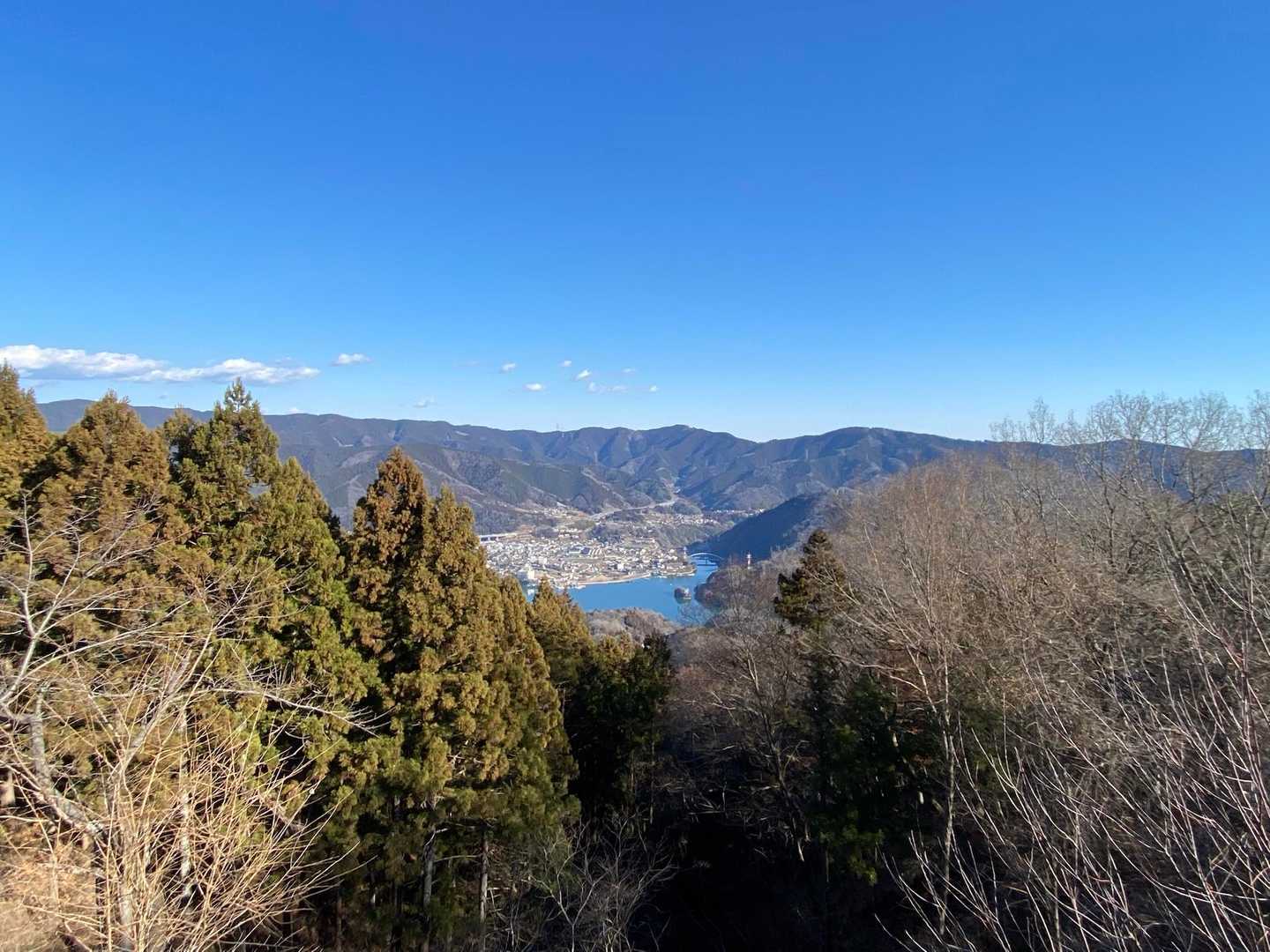 左の陣馬山から、正面に景信山、そのお隣が小仏城山で高尾山