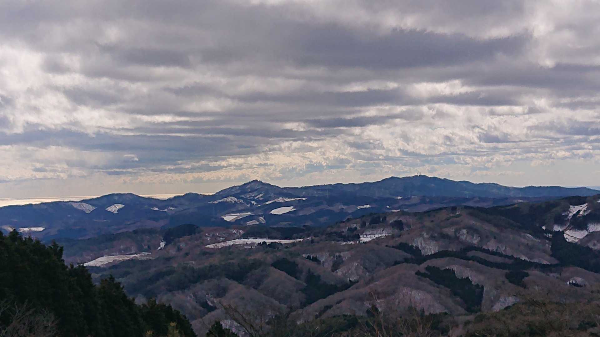 展望台から神峰山、高鈴山方面