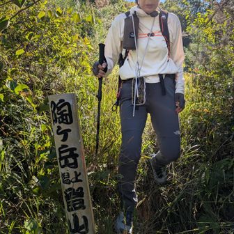 無事に下山かなー😊
あとはロード歩きでスイスイのはず🤗

こっから、また軌跡を見てショートカットできるかなぁ～の道を選択したら…
