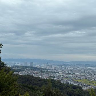三好山山頂からの眺め：左手に見える高層ビル群付近にJR高槻駅があります
