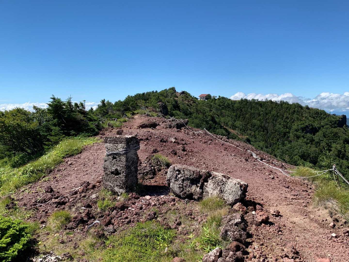 裏からほぼ頂上へ、まだ中禅寺湖は見えない