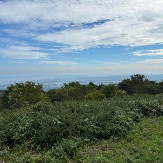 南側はやっぱり前ぼんてんからがいいね^_^
六ヶ所村の沼と奥には小川原湖が見えます。
こちら側の海は太平洋になります！

そう！
私は今青森県の首部分にいるので両サイドに違う海が見えます。
下北丘陵ならではの景色🪟