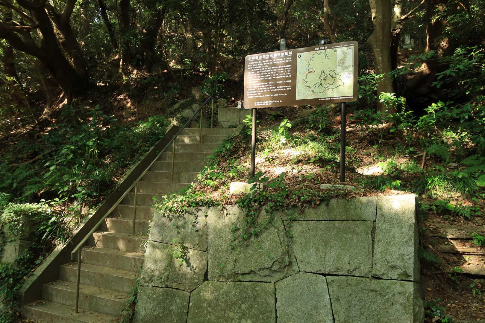 薬王院の③駐車場に車を止めて、ここから登山道へ