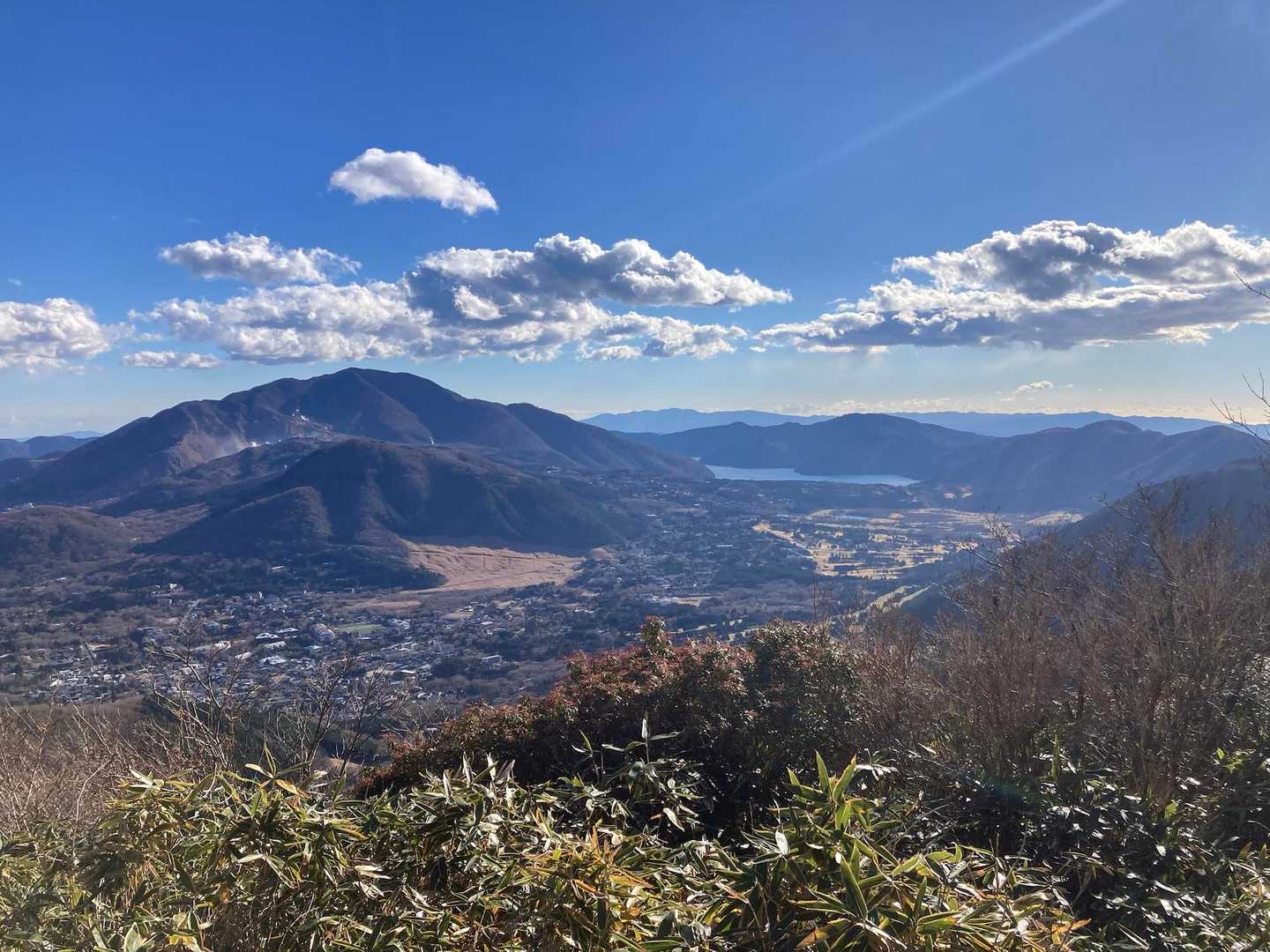 箱根方面、芦ノ湖、大涌谷、小涌谷の煙も見えます
