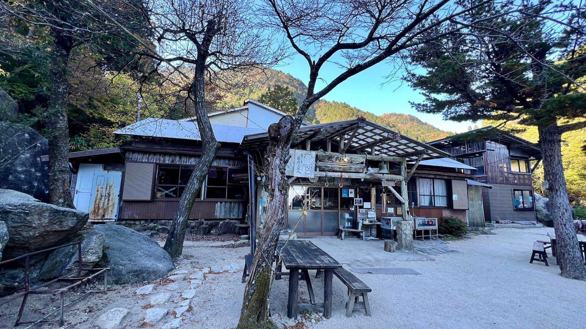 下山途中の山小屋、ここは岩のパラダイス、岩好きにはたまらないコース、天気がよく素晴らしい眺めに魅了されました。
お疲れ様でした🤗