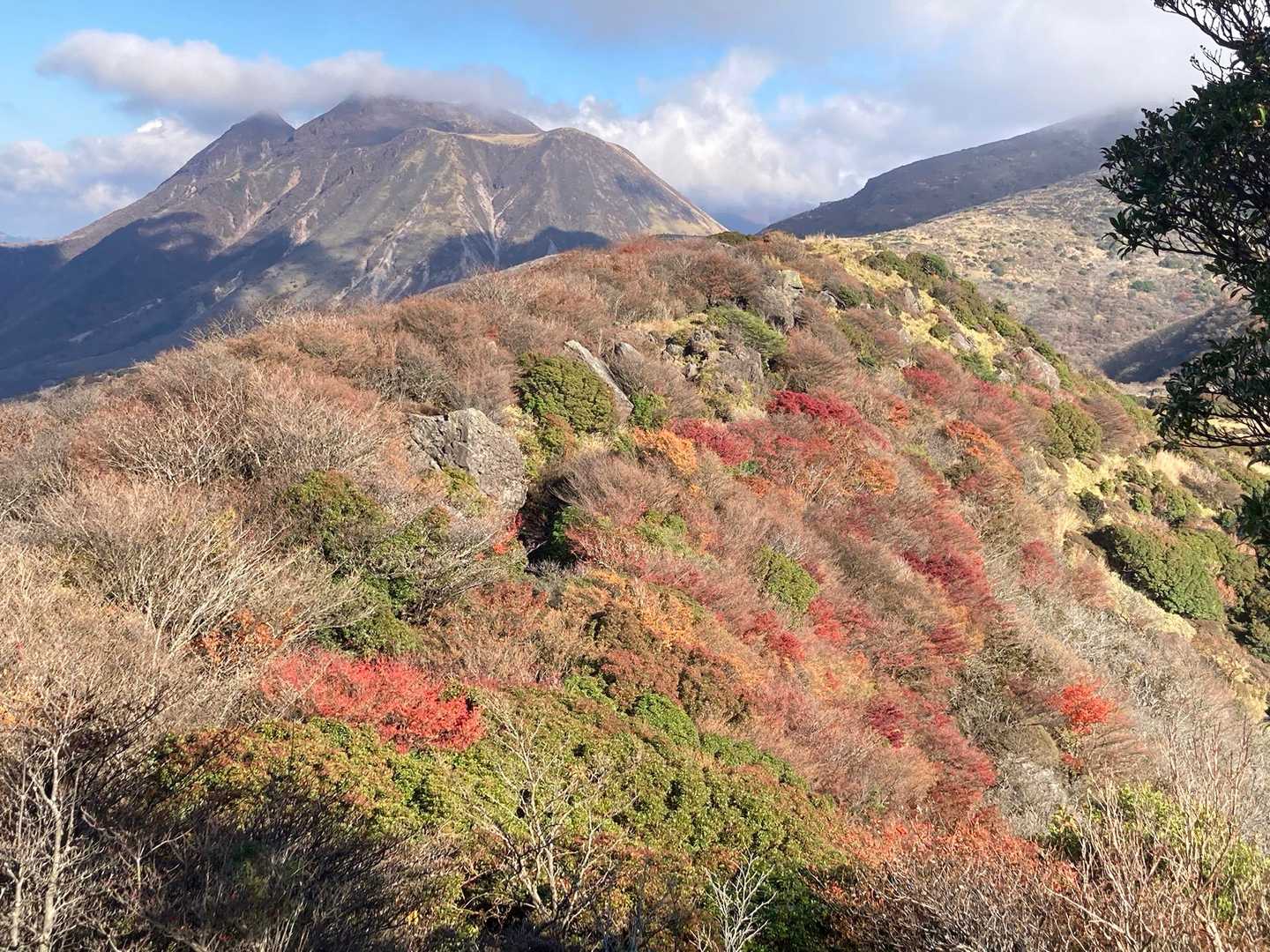 帰りもゆっくり紅葉を見て
奥に見えている三俣山に今度登ることを決意

道中見えてるお山のこと教えていただきました♪
ありがとうございます