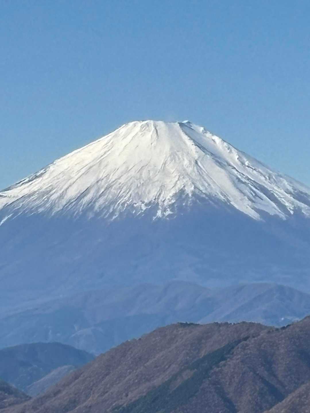 やっぱり雪を纏ってないと
富士山🗻ぽくない
最近まで夏の富士山でした
