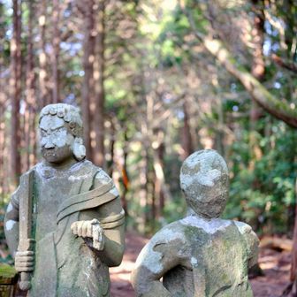 のび太の魔界大戦争で、石にされちゃったのび太とドラえもんみたい。