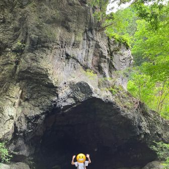 岩を持ち上げてる想定