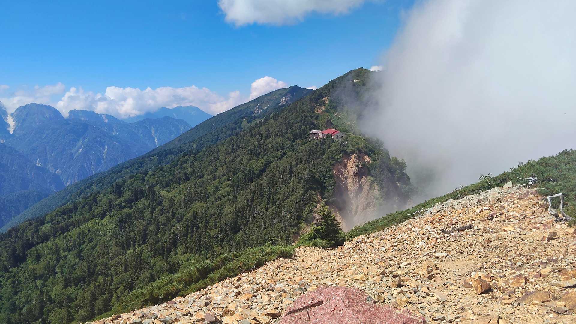 お世話になる冷池山荘が見えて来ました。
ガレ場を一旦下り、木立の中を登り返します。
コースタイム15分。