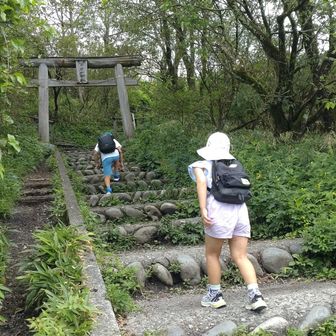 さっさと先を歩く小鉄君。
遅れると点呼が始まる😅