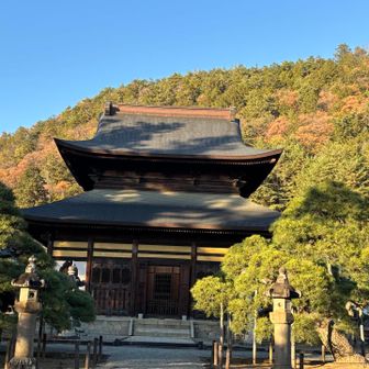 塩ノ山⛰️の麓にある向嶽寺。このお寺の山号である塩山が塩山という地名の由来になったとか。山号は「しほのやま」から来ているようですが、この寺にある漆喰製の築地塀（ついじべい）はこの付近の岩塩から「にがり」をつくり、漆喰に混ぜて築地を強化したと伝えられ、「塩築地」とも称されているとか。…ということは塩🧂と関係なくもないのか⁈🤔などと思ったり。
ちなみに向嶽寺という名は、開山した抜隊得勝（ばっすいとくしょう）禅師〔慧光大円禅師〕が、かつて近江にいた頃、夢に富士山を見、今、塩山にいて目の前に富士山を眺めていることにちなんで「向嶽庵」と称されたことに因んでいるそうで、富士山🗻を見るという意味だったのかと思うと、650年近く経った今、自分が同じように富士山🗻を眺めていることに感慨深い思いがしました。
珍しくちょっと勉強しちゃいました😆
ありがとうございました😃