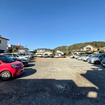 宿泊者も帰っただろうに、駐車場は満車になってました