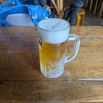 下山（途中の）ビールの儀。ジョッキ冷え冷えの生ビールを山荘で飲める贅沢！