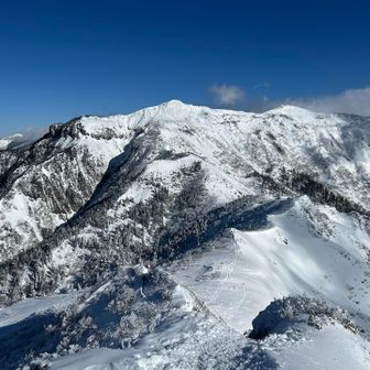 剣ヶ峰山から武尊山を望む