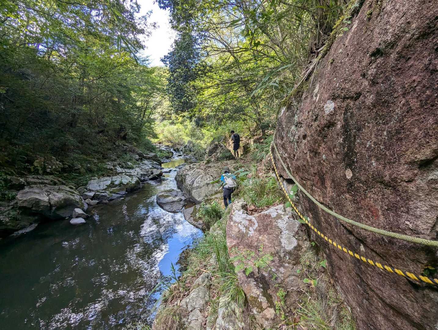 しっかりロープを持って進みます。