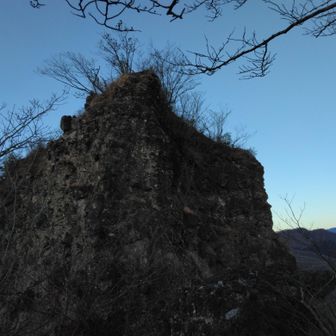 コルまで下りて雌岳を目指す。この垂直の崖を登ります！ハーネス装着。