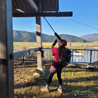 いや、この鐘を鳴らすのは私だそうです。ドローン♪。…、言葉を失いました。どちらにしろ2人の音色は騒音でした。