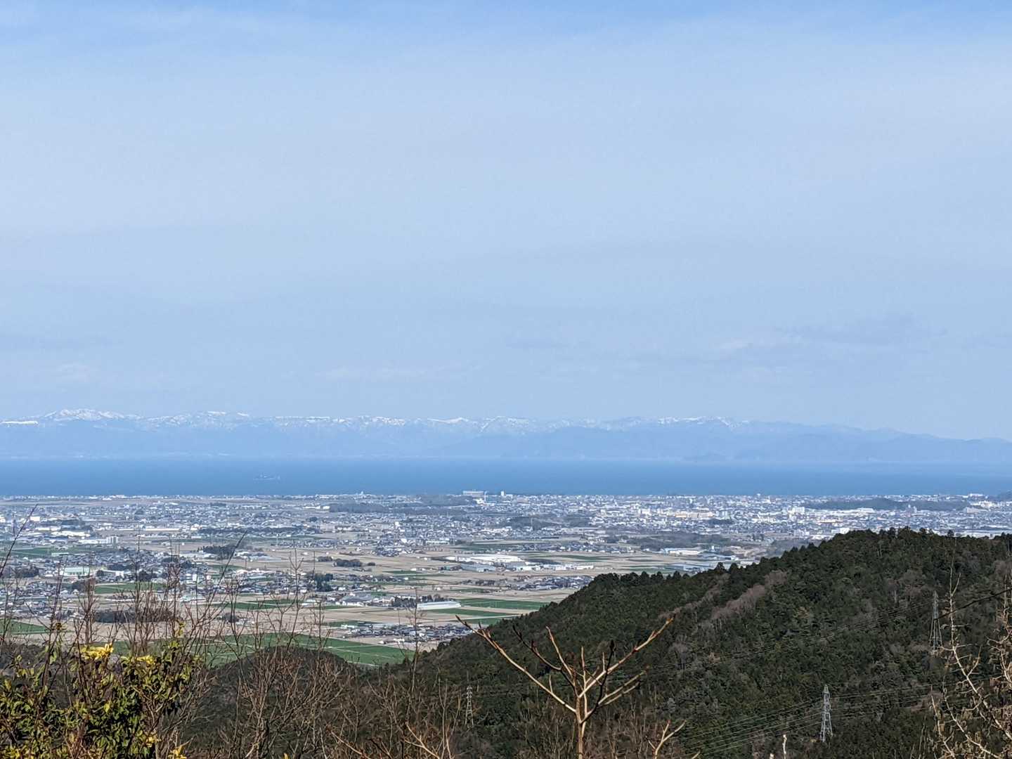 🌳途中の休憩ベンチから　竹生島も見える