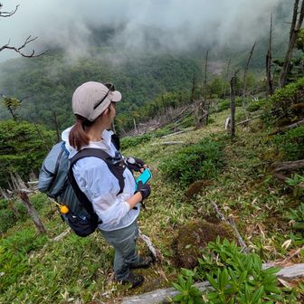 もう少しで山頂、瞑想の谷を振り返って