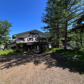 山荘を過ぎると、すぐ次の山荘が
近！