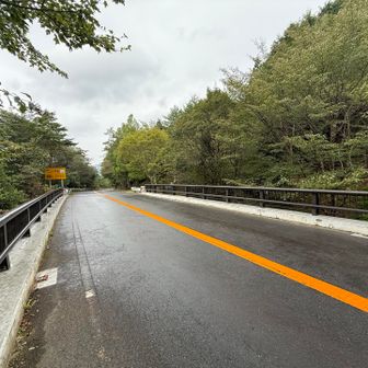 武平トンネル西駐車場からトンネルとは反対側の橋を渡ってすぐが雨乞岳登山口