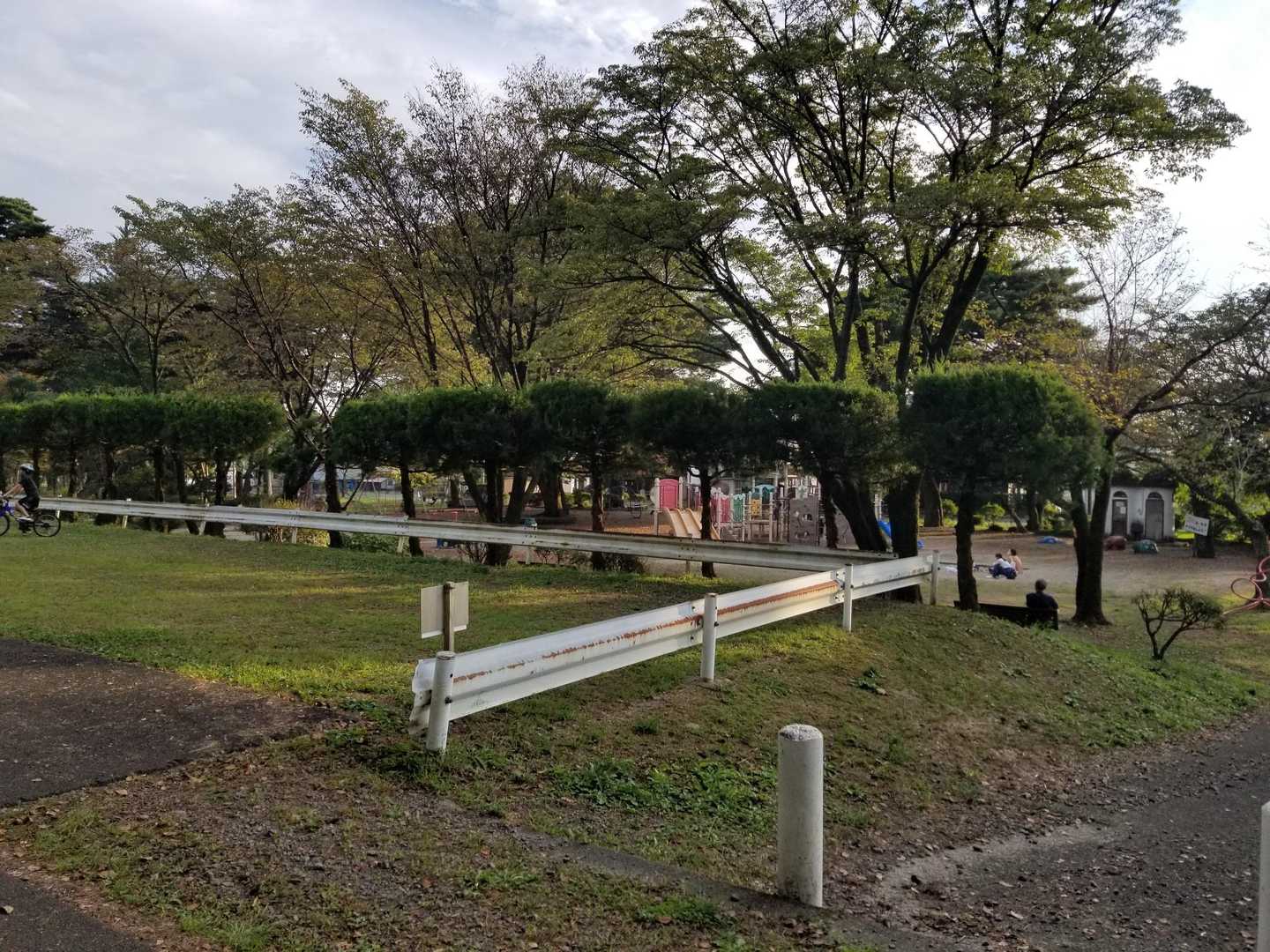公園では小さな子供連れた　お母さん達が🎵
