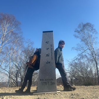 ７ツ石小屋から20分登ると.まずは最初の
峰！　　七ツ石山です。　

色々なポーズで写真撮影していますと、
何と⁉️  常念➡️蝶ヶ岳の三股サーキットで
知り合いになった「だんごむしさん」が
登って来たじゃあーりませんか💦