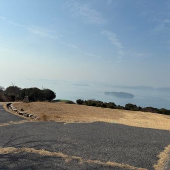 山頂からの展望　今日は晴天で春のような陽気です。残念ながら黄砂で遠方は霞んでいます。　これからニコニコ岩に向かいます。