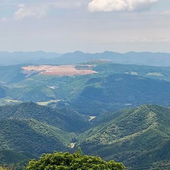 南側　
三ヶ台⛰️(採石場)の奥に、荒滝山⛰️と日ノ岳⛰️
その左奥に、禅定寺山⛰️から平原岳⛰️の稜線