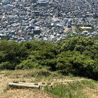 真下に続く階段。
ここを登ってきました♪