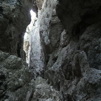 へそすり岩の内部から出口を覗く。