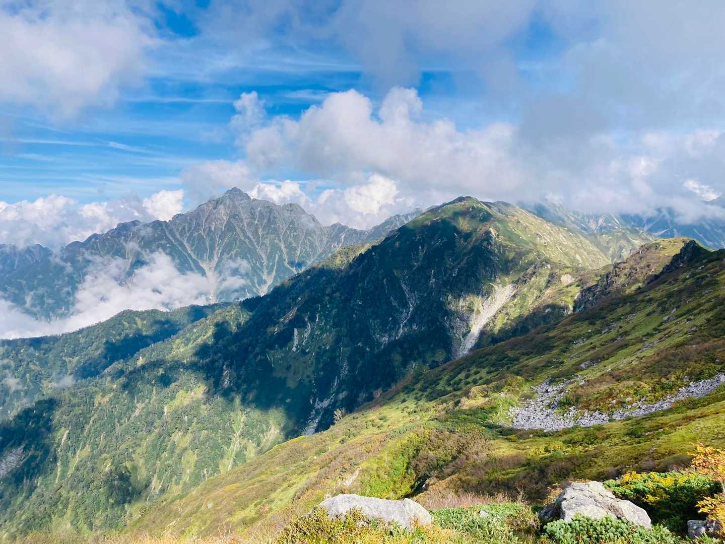 貸し切りの山頂で下山めし調べてたら、剱岳が見えてた❣️