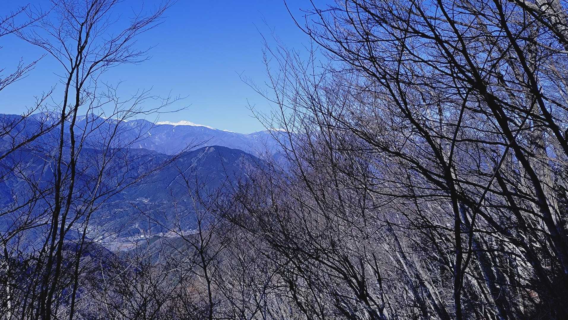 悪沢とちょこんと見えるのは塩見ですね。
