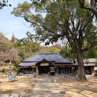 ５分ほど南に下りると高雄山弘法寺🙏