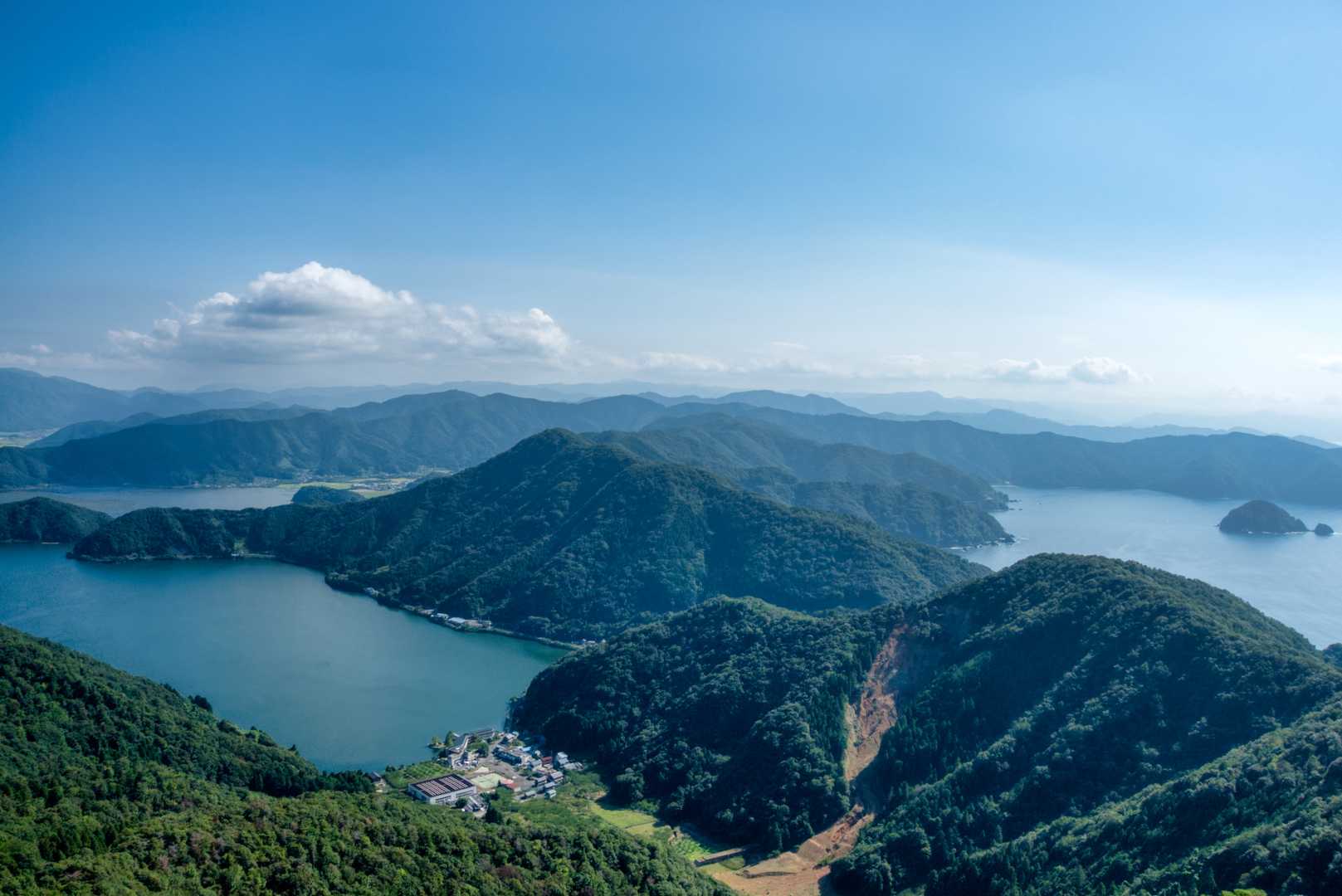 左が水月湖（その奥が三方湖）、右が若狭湾。