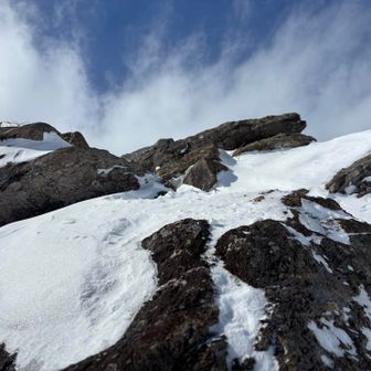 この岩、ほんとうに風よけになってほぼ無風ですわ