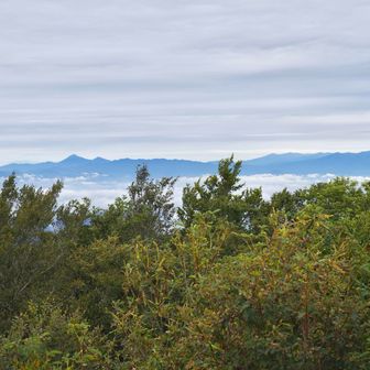 磐梯、安達太良、吾妻の山々
福島県の名峰がギュッと詰まった眺望