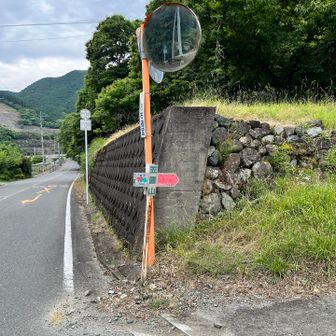 千石登山口、民家の横を抜けて山に入る。