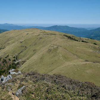 天狗塚山頂からは、目の前に牛ノ背の全景が。