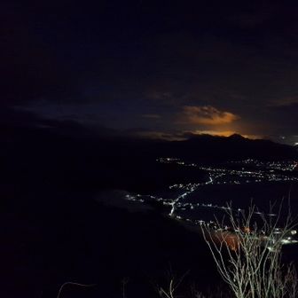 今年最後の夜明け前の町を見ながら1年間無事裏山散歩が出来た事を思う(^_^)