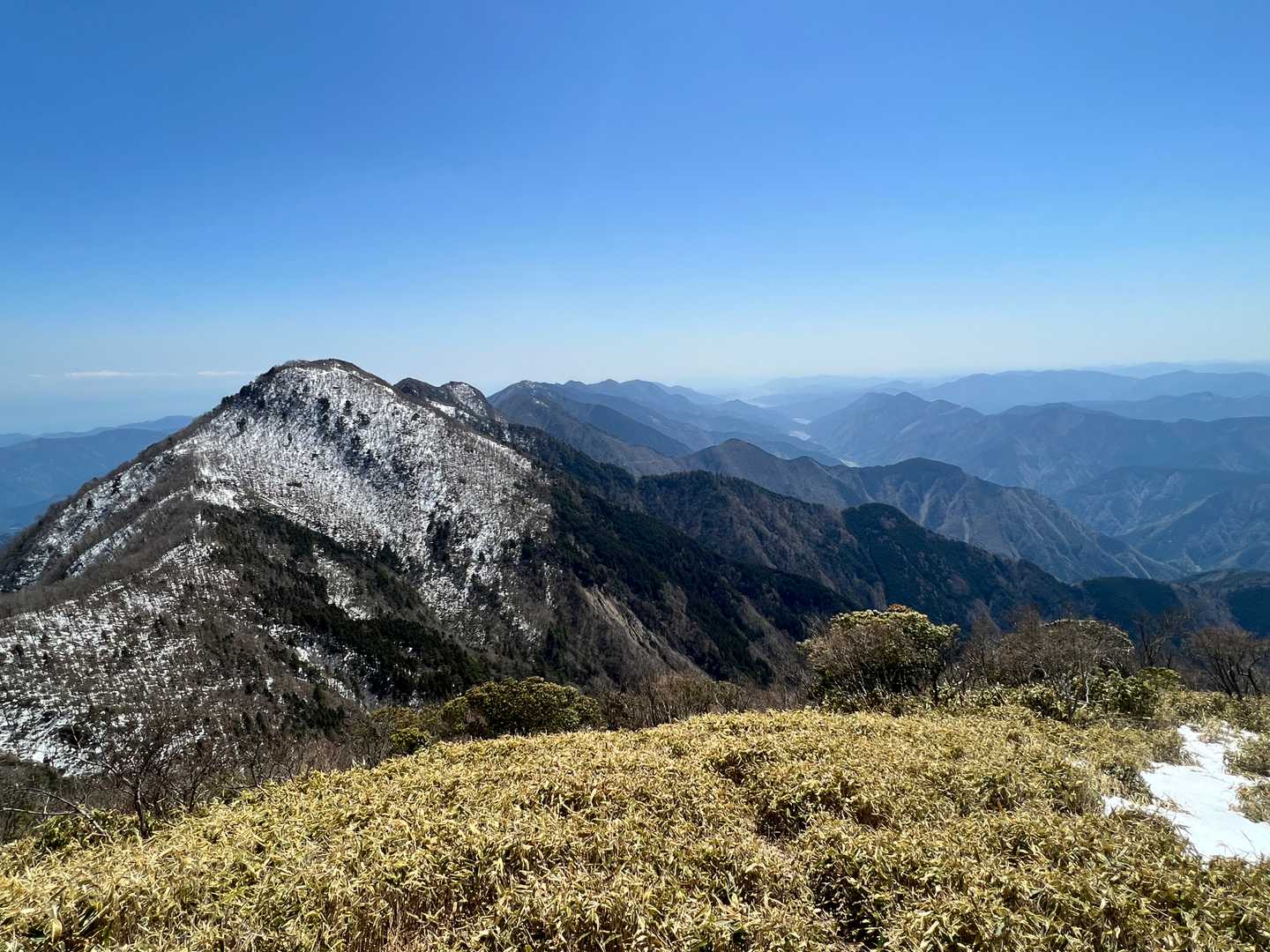 十枚山頂上から南側を望む（安倍東山陵）。