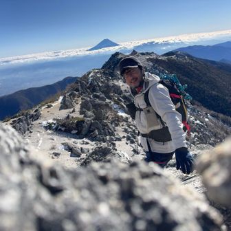 それにしても、こんなにいい天気で風も雲もない絶好の登山日和なのに先ほど南御室小屋で昨夜冬季小屋に泊まったというオニーサンに会った以外、誰1人会いません。完全に貸し切り状態で、この絶景をバックに写真も撮れないのは悲し過ぎるので、自撮り出来そうな岩を見つけてタイマーで撮ってみました🤳　でもやっぱり下手ですね😆