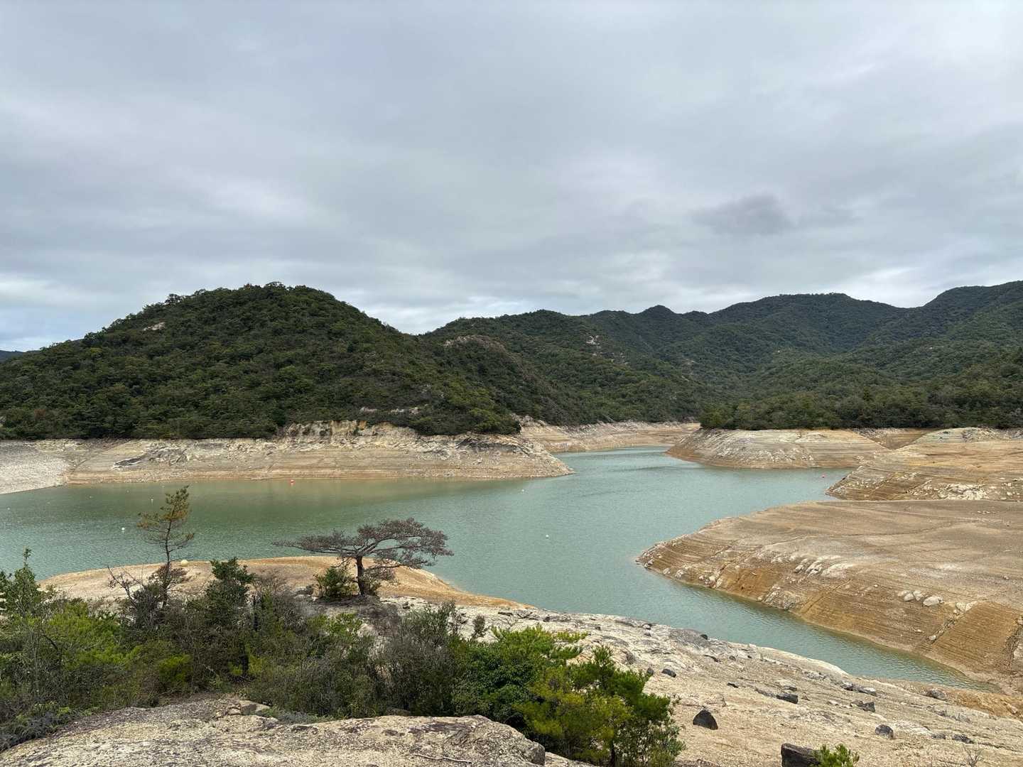 天狗岩と昭和池をめぐる展望抜群の三草山の写真