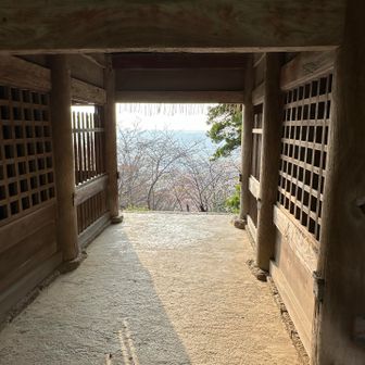 山門を振り返ると清水のおまちと駿河湾