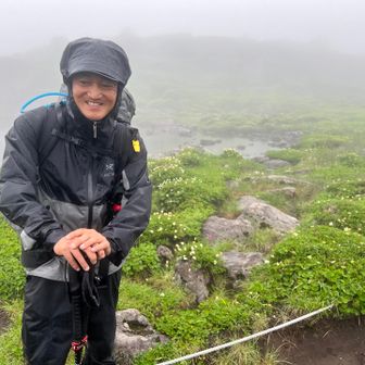 縦走3日目
朝、起床すると小屋の外はガスと雨
想定していなかった雨に、進むか停滞するか迷うも、小屋に泊まっていたうちの1人が東大雪荘まで下りると聞き、途中までご一緒することに
停滞して1日を過ごすなら、前進して天候が回復する事に賭けてみる事にした
ダメなら南沼でテント泊も選択の一つ

ヒサゴ沼に未だ残る雪渓を登り、山頂へと続く稜線へ
雨と共に風も付いてきて寒い
それでも日本庭園天沼は幻想的でした

休憩時に同行者に撮っていただいた一枚