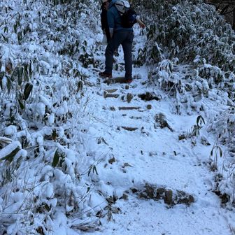 登山道初っ端からチェンスパ装着。