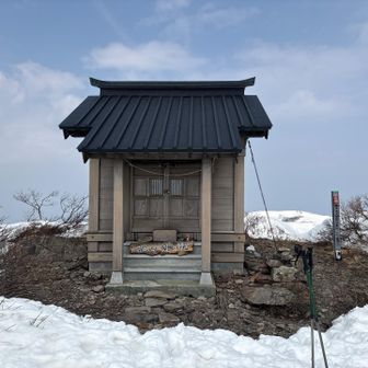 やっと奥之院に着きました💦💦
風除けに裏側をお借りします🙏